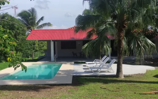 3 Bedroom Country House with Pool and large Garden