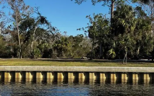 Waterfront Lot on a FRESHWATER canal in Suwannee!