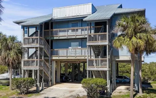 Charming 2BR/2BA Condo in Cedar Key, Florida. Full furnished move in ready.