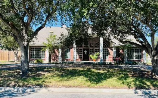 Live Large in Calallen! 5 bed home near River Hills Gold Course