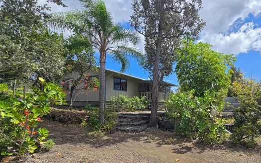 Island home with 2 bed, 1 bath, lush gardens, privacy—Hawaii