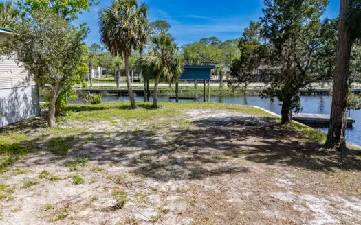 Vacant Waterfront Lot in Suwannee, FL