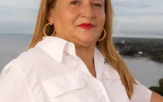 agent profile picture for Gladys Espinosa on coastal properties website