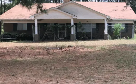 Beautiful Home Located on Outskirts Of Town.