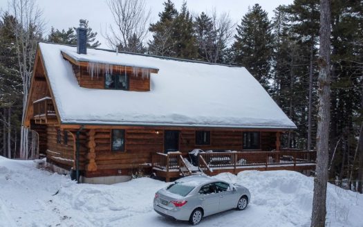 Beautiful Lakefront Log Cabin