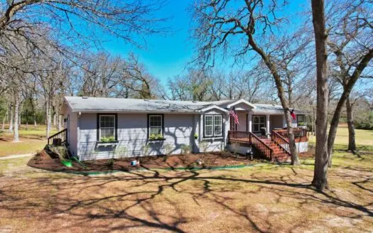Home on Acreage with Shop for Sale in Jewett, Tx