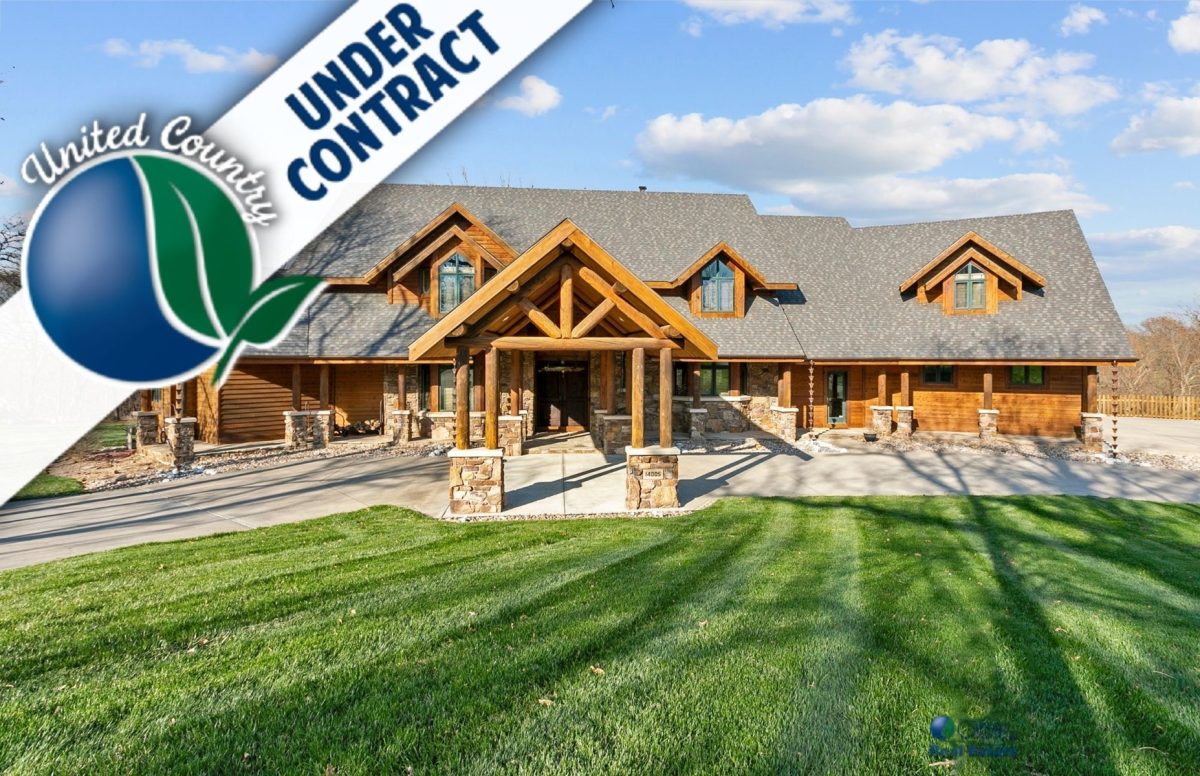 Missouri Luxury Log Home on Acreage For Sale