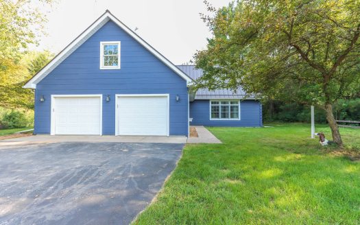 Log Home for Sale in Waupaca, Wi