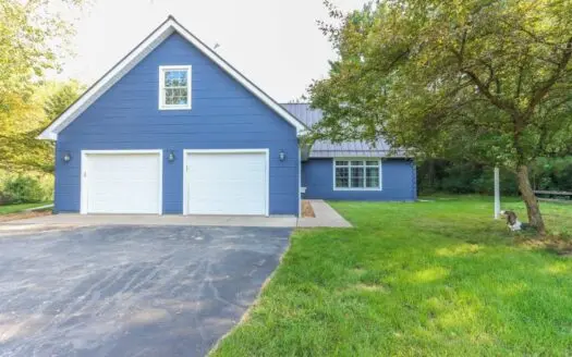 Log Home for Sale in Waupaca, Wi