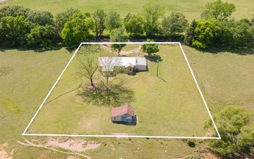 Leesburg, TX – Camp County Move in Ready 2/2/1 Brick Home 1 Acre