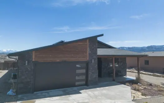 Modern Home in a Country Setting, Close to town amenities