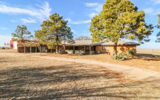 PERFECT Country Property! 4 bedroom Home w/ACREAGE and a BARN