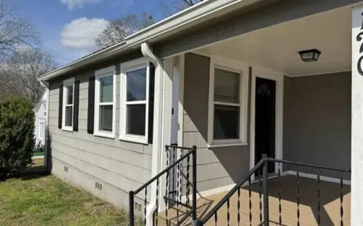 Cute house near nowtown Talladega.