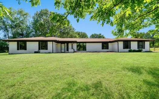 Beautiful Remodeled Home on Acreage in Clarksville TX