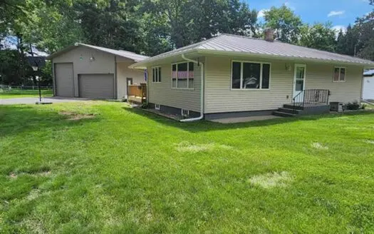 Ranch Home For Sale in Waupaca, Close to King and the Chain