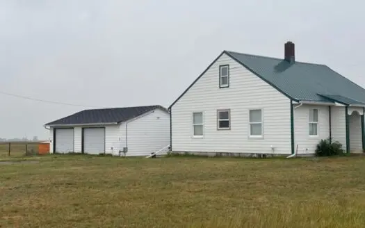 Country home on 20 acres barn, fenced, garage
