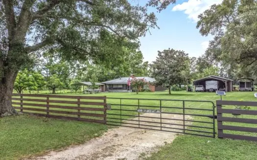 Home in Trenton, FL on 5 Acres