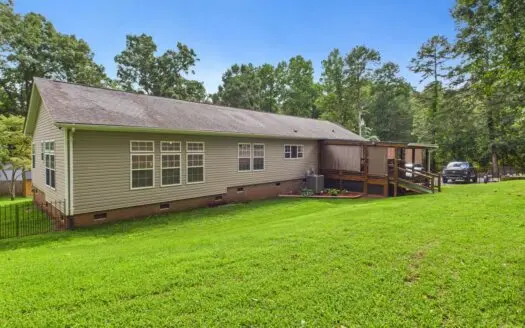 Beautifully maintained farmhouse-style home in Hudson, NC!
