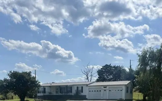 Charming Lake Retreat: Ideal for Getaways or Investment