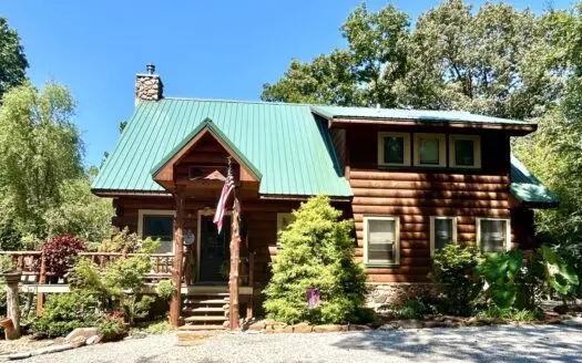 Stunning Ozark Mountain log house on the creek in gated community