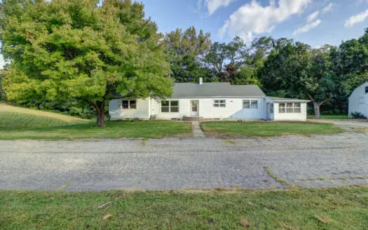 Taste of country living, right outside of city limits!