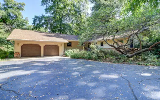 Country home for sale in Northwestern Illinois