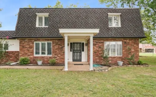 Pryor, Oklahoma Home in Town For Sale