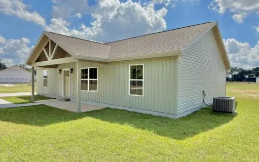 New Country Home located on 1ac between Hartford and Geneva