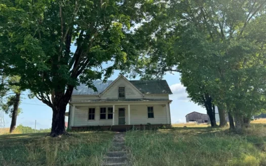 Farmhouse on .76 acre in Greeneville, Tennessee