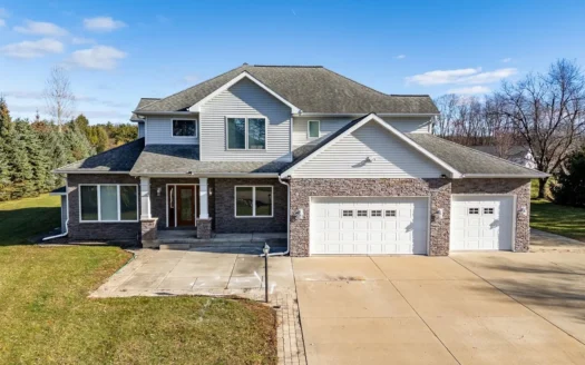 Beautiful 4 Bedroom Home in Wynsong Subdivision in Baraboo W