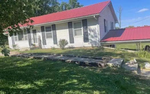 Beautiful Country Home on 4.5 Acres – Fayette, MO