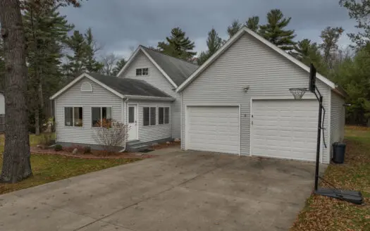 Contemporary Lake-Area Retreat Near Castle Rock Lake
