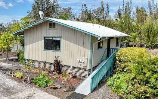 2 homes on 2 Hawaii acres—ocean views, privacy, and rental