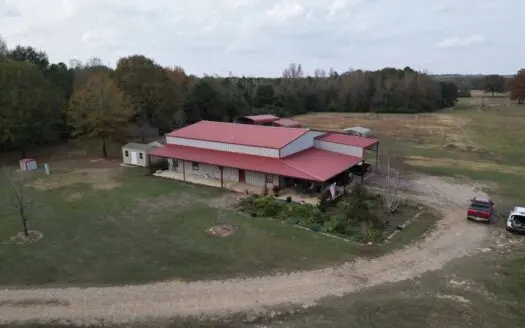 Barndominium with 15+ Acres in Fouke, AR