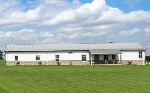 East Texas Equestrian Estate: 3BR Barndominium on 10 Fenced Acres