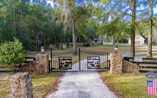 Beautiful home For Sale in Newberry, FL on 5 Acres