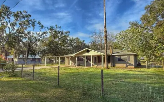 Home in Town For sale In Trenton, FL
