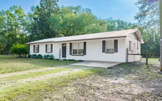 Chiefland, FL – Charming, Well Maintained 2/2 on One Acre