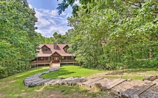 Log Cabin For Sale in Benton County