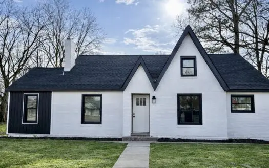 Beautifully Restored 1949 Tudor Style Cottage Downtown Hohenwald