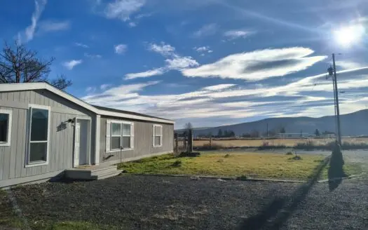 Country Home on Land For Sale in Selah, WA