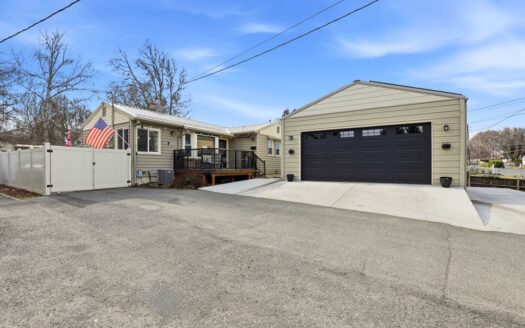 Home in Town For Sale in Yakima, Washington