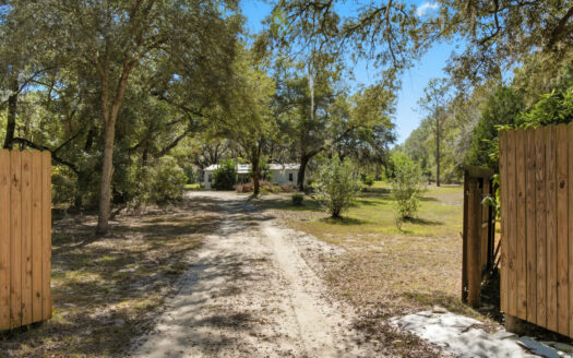 Country Home For Sale in Bell, FL