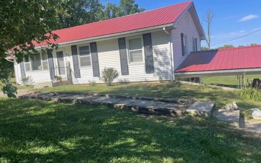 Beautiful Country Home on 4.5 Acres – Fayette, MO