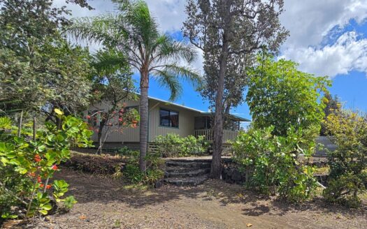 Island home with 2 bed, 1 bath, lush gardens, privacy—Hawaii