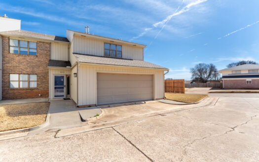 Clinton Oklahoma Condominium for Sale: Spacious 3 Bedroom Unit