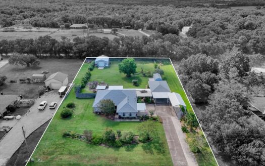 Spacious 3-Bedroom Home on 1 Acre in Waco – Move-In Ready!