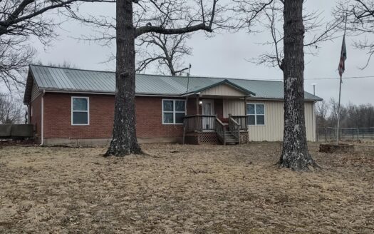 Hunting Paradise with Country Home For SALE in Wright County Mo.