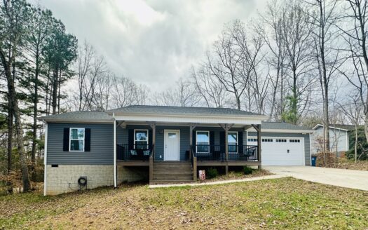 Charming Country Home ,Backyard Space & Your Own Outdoor Oasis