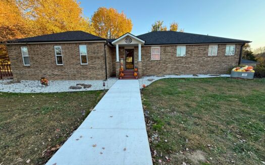 Quiet Country Living near Bolivar, MO with Convenient Amenities